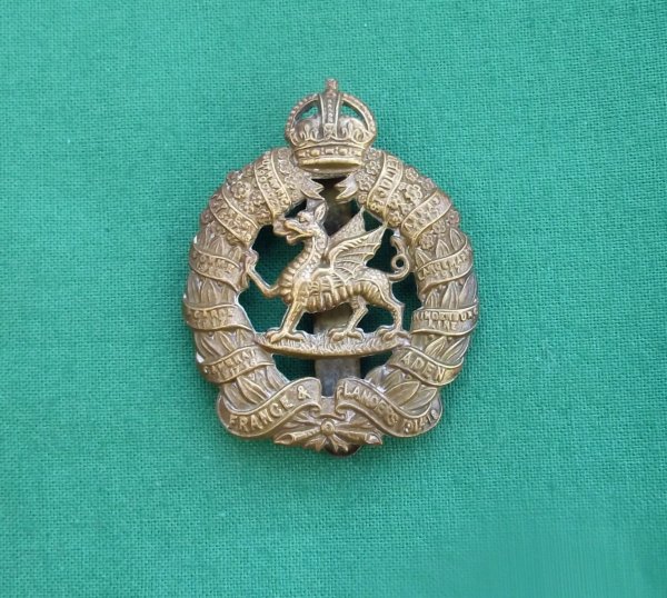 Rare 1st Bn monmouthshire regiment - Gilding Metal cap badge